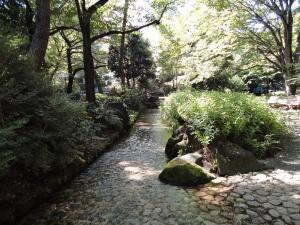 公園内を流れる人工的な川