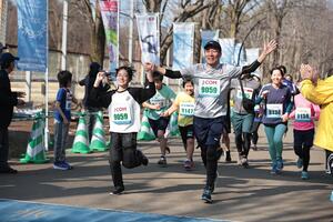 2025大会の様子(2人1組で走る「マイルラン」光が丘公園をペアで駆け抜けます)