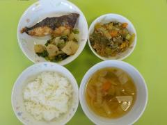 ご飯、白菜のすまし汁、魚の西京焼き、チンゲンサイと豚挽肉の炒め煮の写真