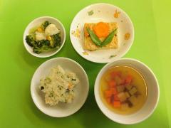 なの花ご飯、松風焼き、すまし汁、花野菜サラダの写真