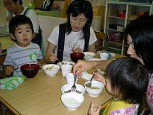 保育園に遊びに来た親子が昼食を食べています