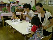 保育園に遊びに来た親子が昼食を食べています