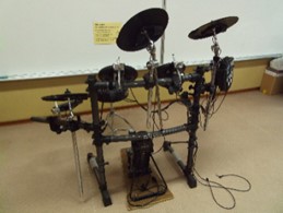 音楽室の電子ドラム