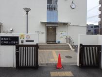 児童館入口は右端の門、飛び出し防止のコーン設置写真