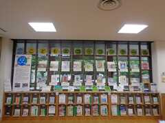 図書館での展示風景(左)