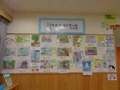 図書館での展示風景(右)