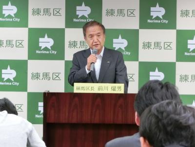 記者会見を行う前川燿男練馬区長