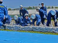 土のうを積み上げる浸水防止工法訓練