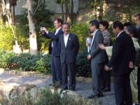 ピサーリ市長と向山庭園を散策