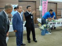 農産物などの販売会場を視察している様子