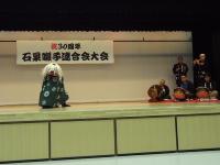 石泉囃子連合会大会で獅子舞が演技している様子