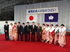式典の新成人スタッフと一緒に