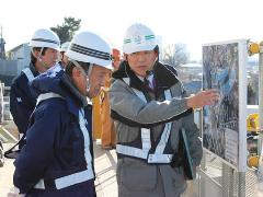 工事状況の説明を受ける