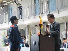表彰状を授与