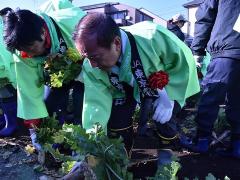 開会式で練馬大根を引っこ抜き