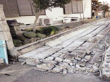 コンクリートブロック塀が倒壊したときの様子（1）