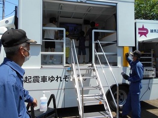 起震車の画像