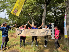 代表者の長谷部さんとメンバーの皆さんの写真です。