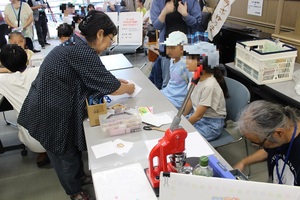 ワークショップの様子（缶バッジづくり）
