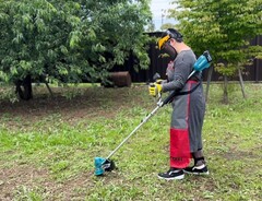 電動草刈機を使用した作業の様子