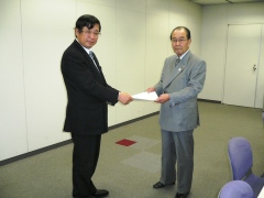 杉浦会長から報告書を受け取る志村区長の写真