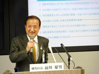 記者会見を行う前川区長