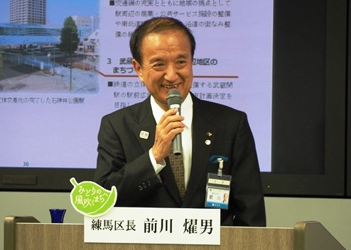 記者会見を行う前川区長