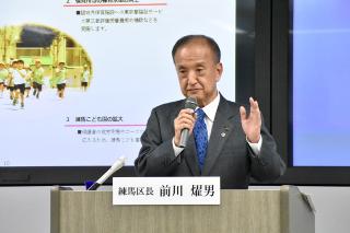 記者会見を行う前川区長