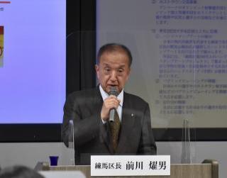 記者会見を行う前川区長