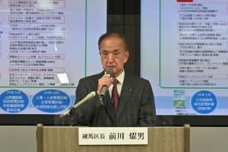 記者会見を行う前川区長