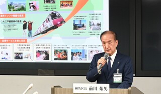 記者会見を行う前川区長