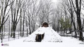 冬の竪穴式住居の写真