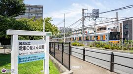 電車の見える公園の写真