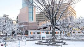 電車の見える公園の雪景色の写真