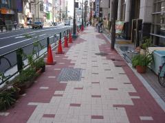 練馬千川通りの歩道の写真