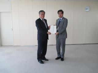 西倉建設局長へ要望書を提出する黒田副区長の写真