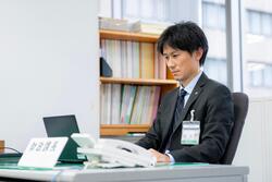 デスクワークしている写真