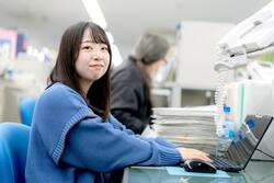 デスクワークをしている写真